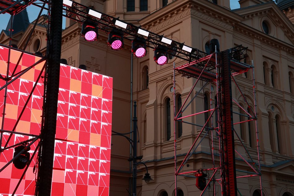 Łódź. Parada Wolności 2025 w Łodzi tuż tuż. Zobacz, jak powstaje scena przy placu Wolności [ZDJĘCIA]