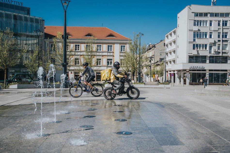 Łódź. Plac Wolności w Łodzi tętni życiem. To jedno z najpopularniejszych miejsc spotkań!