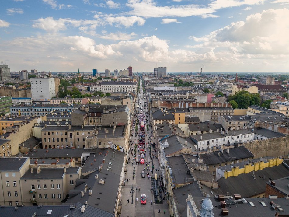 Łódź. Juwenalia 2025 w Łodzi. Kolorowy pochód studentów przeszedł Piotrkowską!