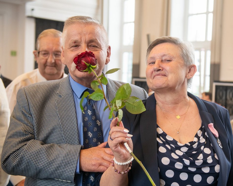 Łódź. Medale za długoletnie pożycia małżeńskie. Rekordziści są razem ponad 60 lat!