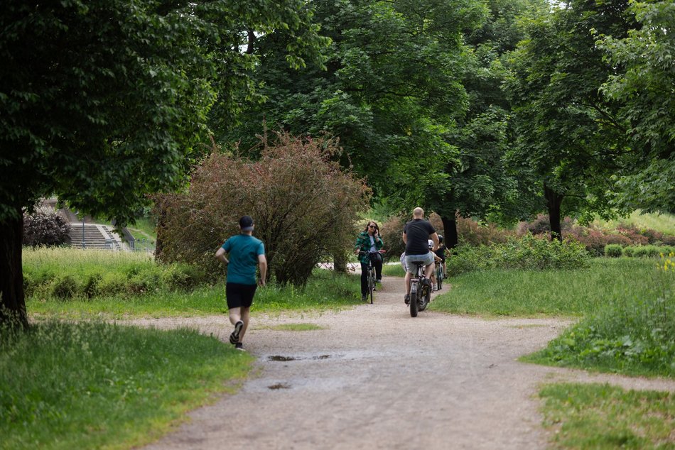 Łódź. Łodzianie spędzają czas wolny w Parku Helenów i Parku Podolskim w Łodzi. Sport i chillout