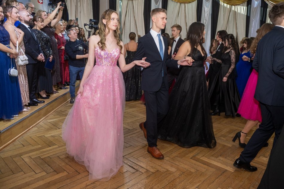 Łódź. Studniówka XXVI LO w Łodzi. Ależ oni zatańczyli... i jak pięknie wyglądali!