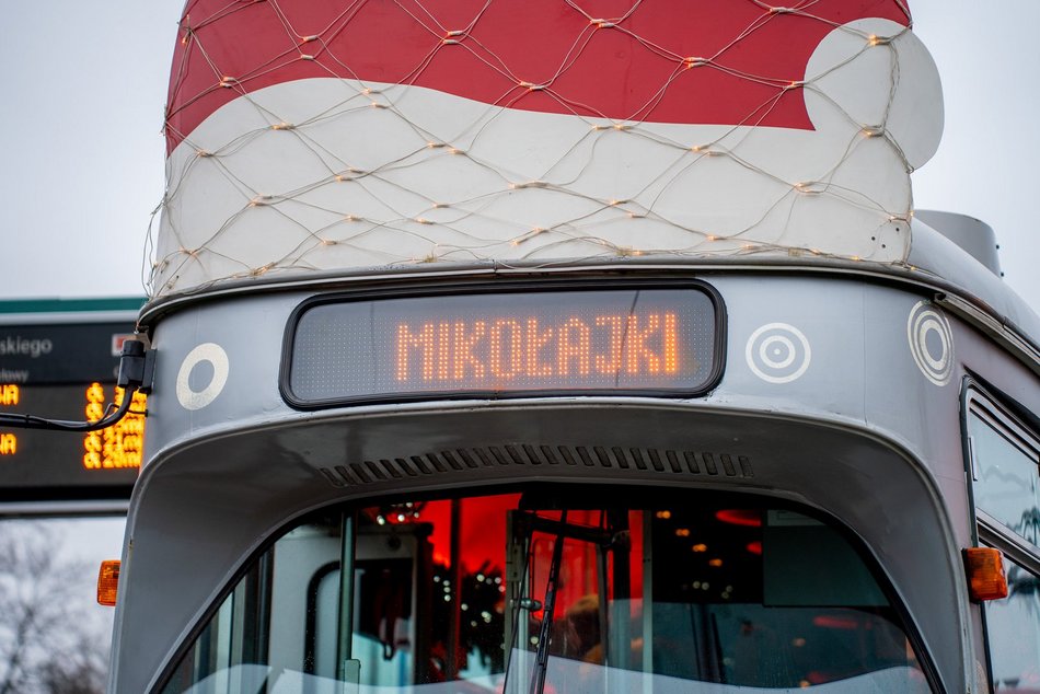Łódź. Mikołajkowy tramwaj MPK Łódź już pędzi po mieście! Zobacz, jak się prezentuje