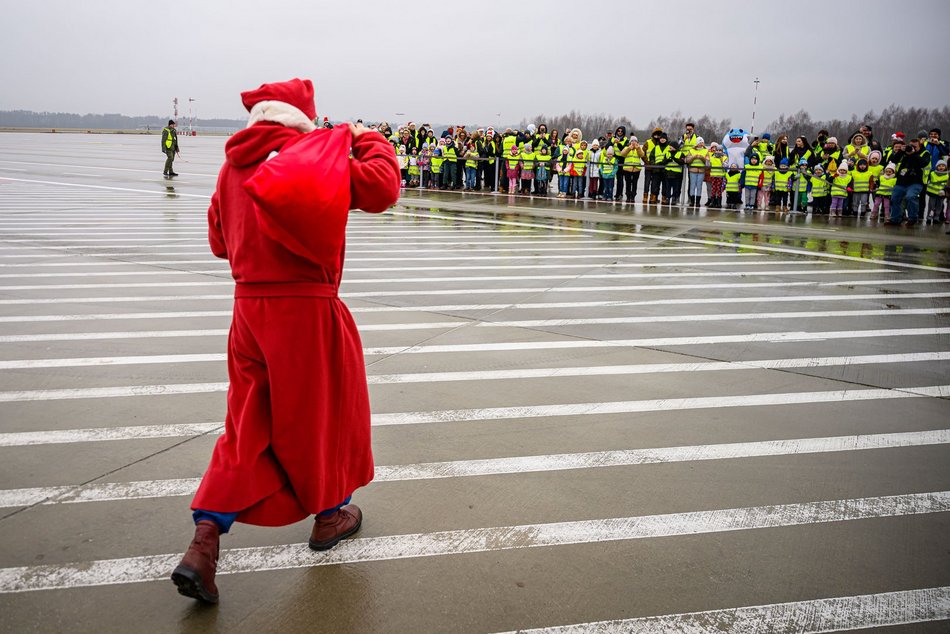 Mikołaj przyleciał helikopterem na lotnisko w Łodzi