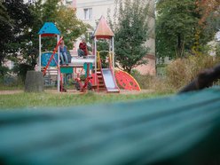 Plac zabaw przy Mokrej w Łodzi doczeka się remontu! Powstaną bujaki, domek, huśtawki i tor przeszkód