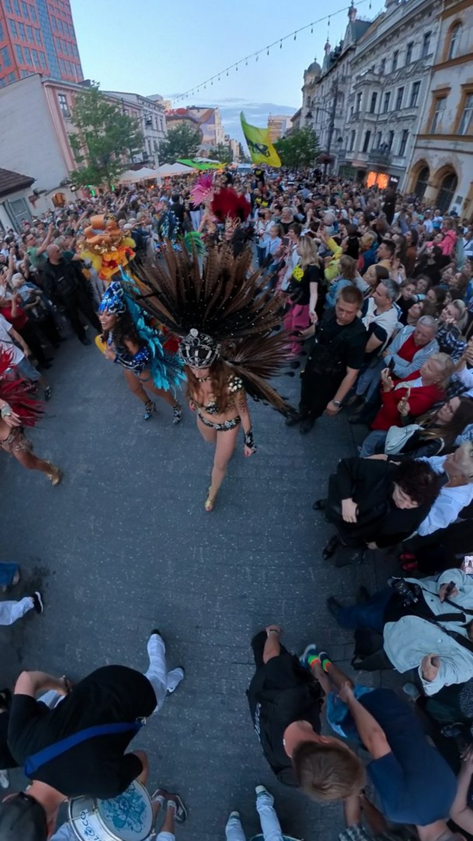 ludzie tańczący sambę na ulicy