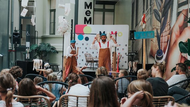 Sokrates w piaskownicy. Za nami spektakl w ramach „Lata w MeMo” [ZDJĘCIA]