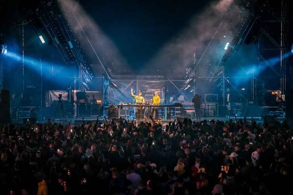 Łódź. Audioriver 2025 w Łodzi. Roztańczony tłum na pierwszym dniu festiwalu