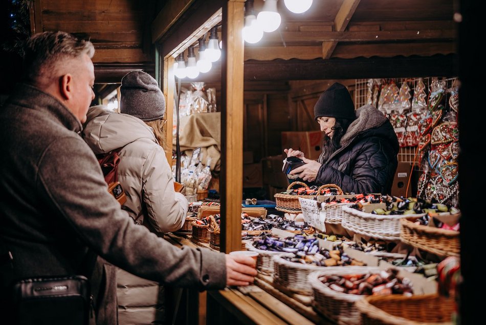 Łódź. Jarmark Bożonarodzeniowy w Łodzi nocą