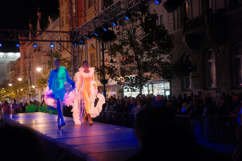 Pokaz mody święcący w ciemności. Fluorescencyjne stroje na Light Move Festival 2025 Łódź