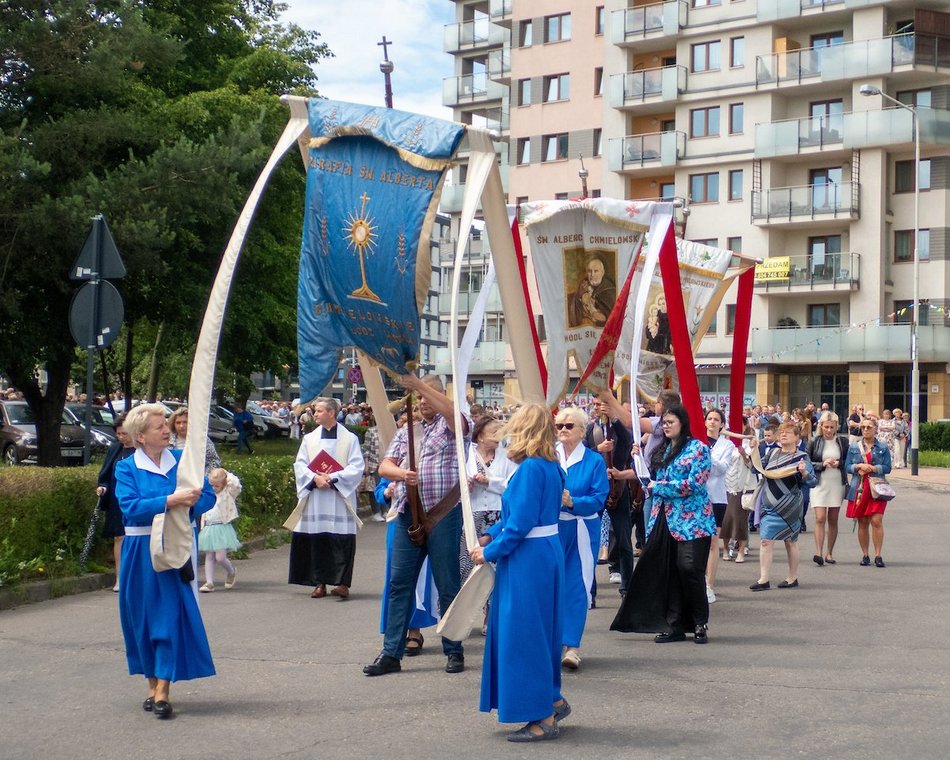 Łódź. Procesja Bożego Ciała na Widzewie w Łodzi. Wierni przeszli ulicami miasta