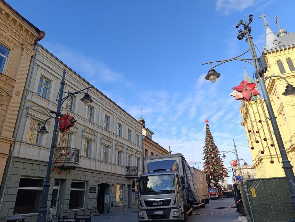 Łódź. Choinka na Piotrkowskiej prawie gotowa