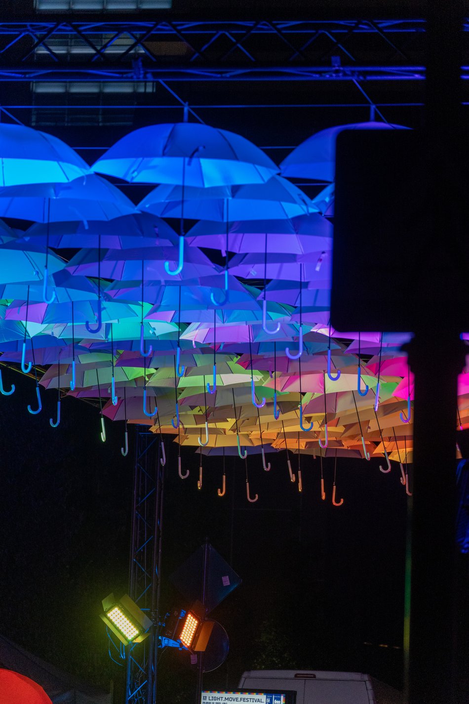 festiwal światła kolorowe parasolki