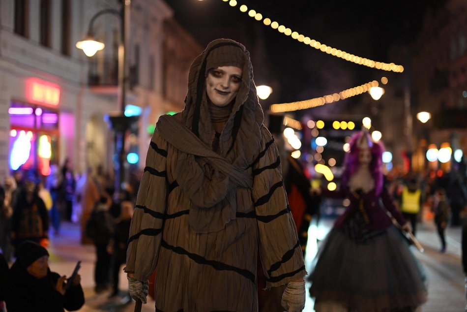 Łódź. Halloweenowa parada przeszła Piotrkowską w Łodzi. Tłumy duchów, czarownic i zombie!