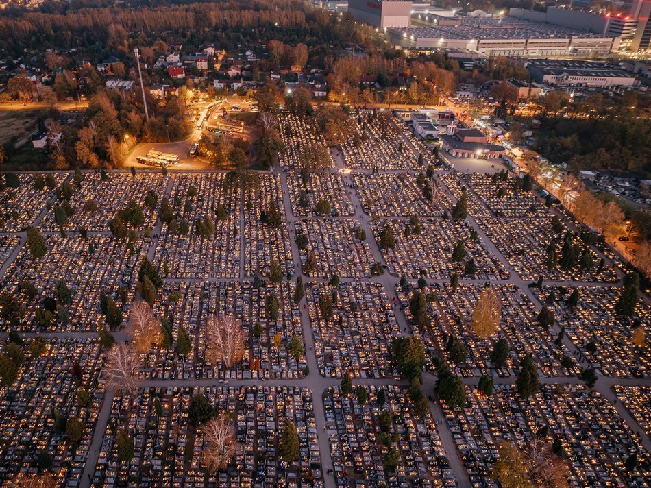Cmentarz Szczecińska nocą