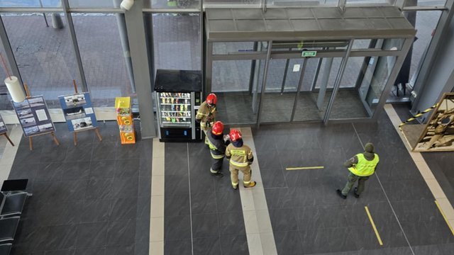 Ewakuacja na lotnisku w Łodzi! Tajemniczy pakunek zostawiony w hali głównej terminala [ZDJĘCIA]