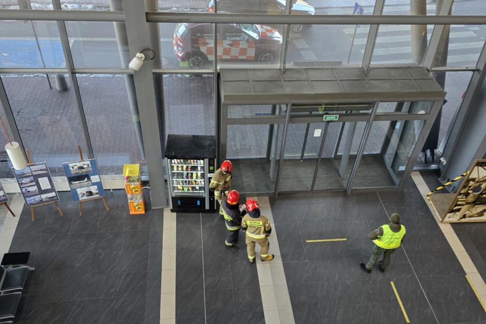 Ewakuacja na lotnisku w Łodzi! Tajemniczy pakunek zostawiony w hali głównej terminala