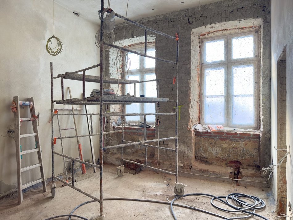 Łódź. Wielka rewitalizacja kamienicy przy Kilińskiego w Łodzi. Skuli ściany do gołej cegły!