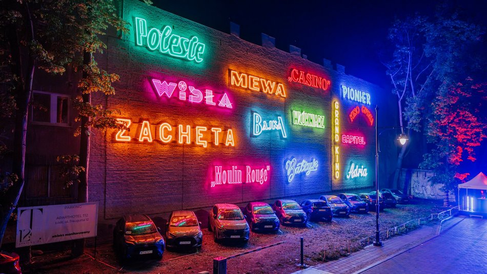 Łódź. Neony kultowych kin w Łodzi odpalone! Łódzka Galeria Neonów wygląda olśniewająco!