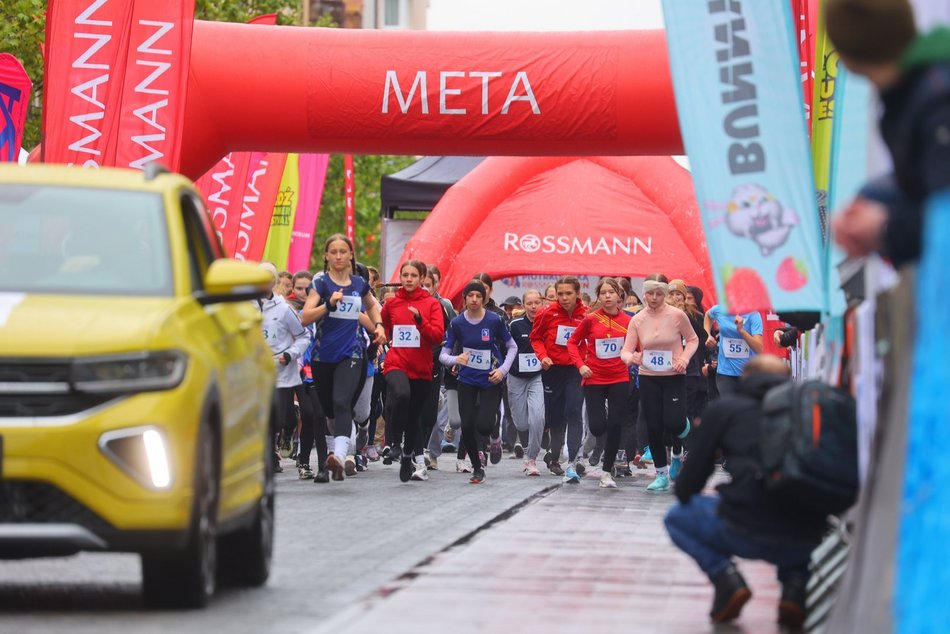 Mini Bieg Ulicą Piotrkowską w Łodzi w deszczu. To nie zepsuło jednak imprezy