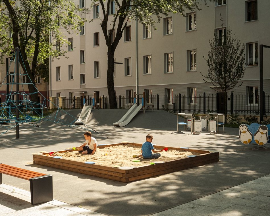 Łódź. Plac zabaw w parku Aliny Margolis-Edelman