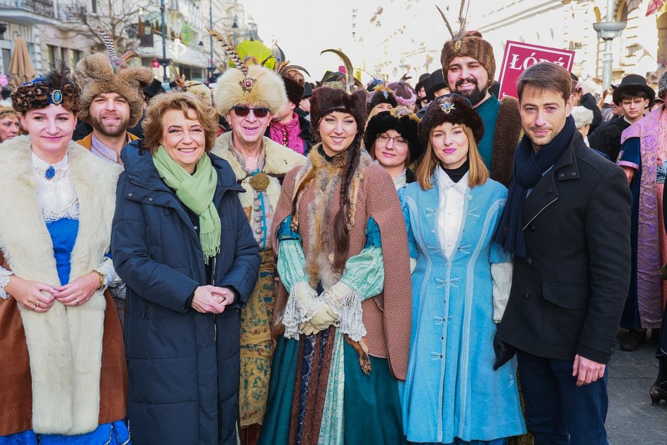 Łódź. Polonez dla Łodzi. Tłumy maturzystów zatańczyły na Piotrkowskiej. Razem z nimi łodzianie!