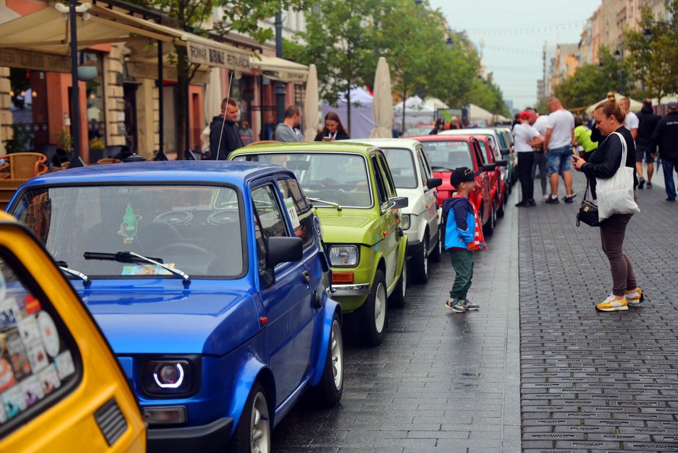 Parada Maluchów w Łodzi 2023. Kolorowe auta przejechały ulicami centrum