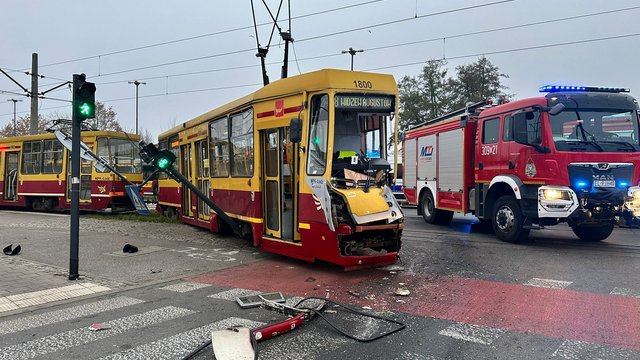 Wypadek na Aleksandrowskiej. Tramwaj MPK Łódź stratowany przez ciężarówkę