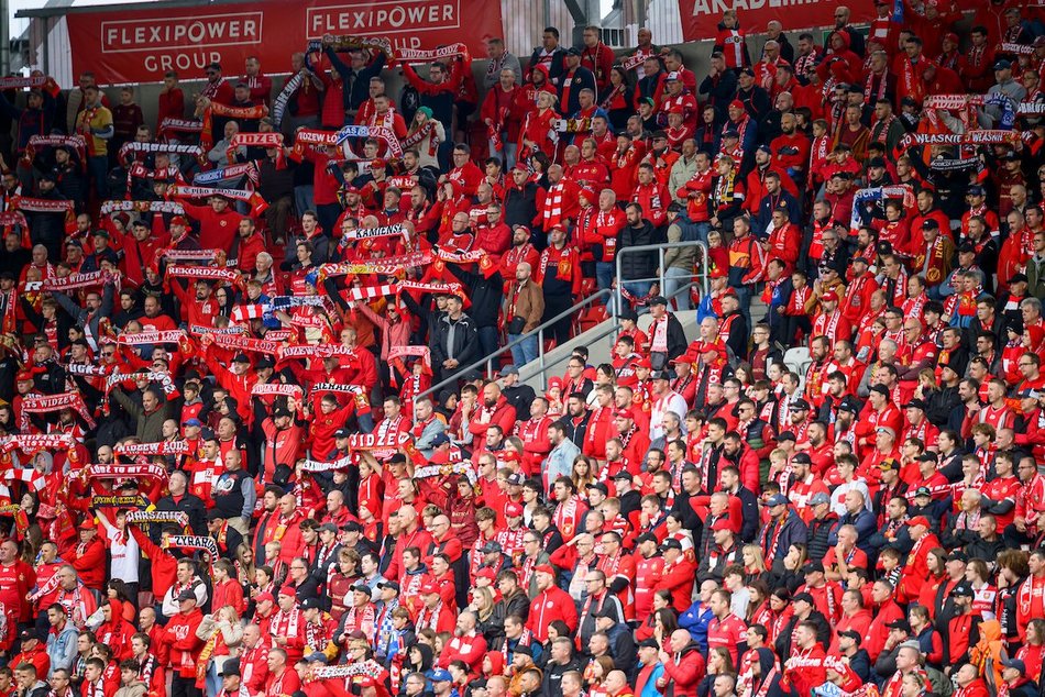 Łódź. Kibice na meczu Widzewa Łódź z Rakowem Częstochowa