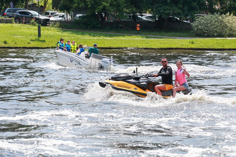 Łódź. Dzień Dziecka w parku na Młynku w Łodzi. Dmuchańce, alpaki i skutery wodne