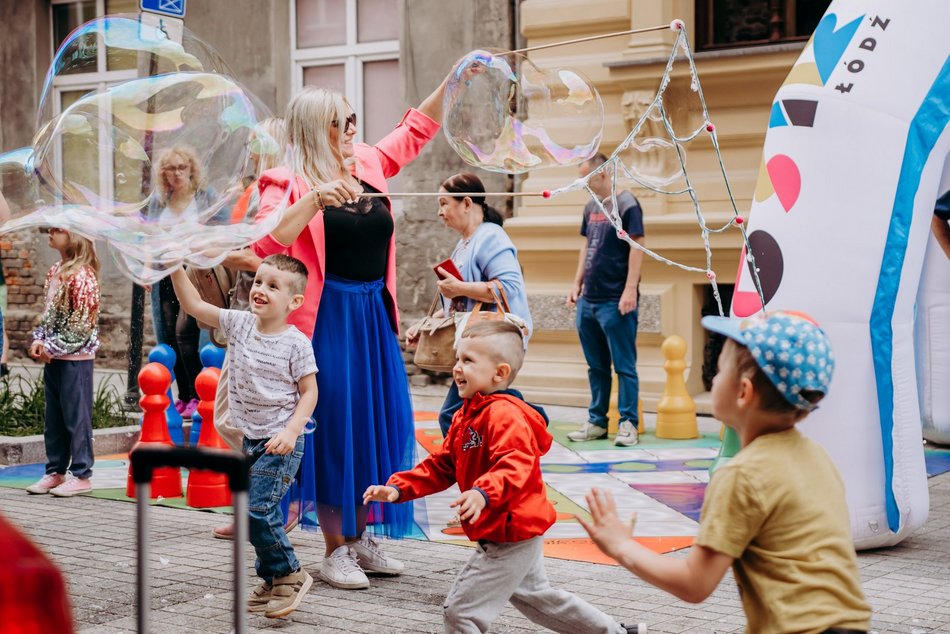 dzieci podczas zabawy