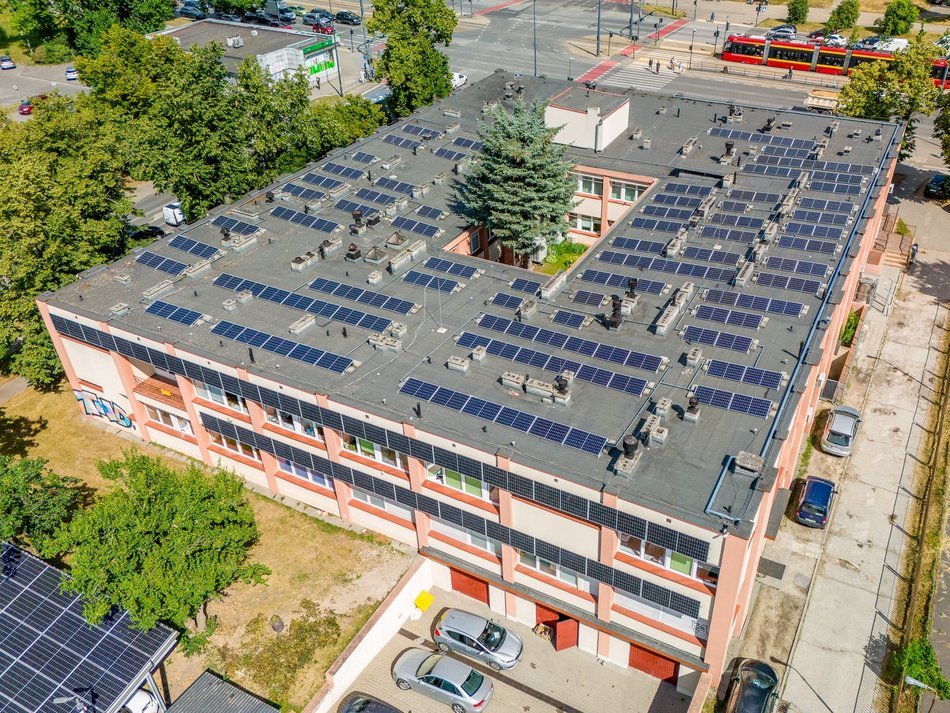 budynek z panelami fotowoltaicznymi