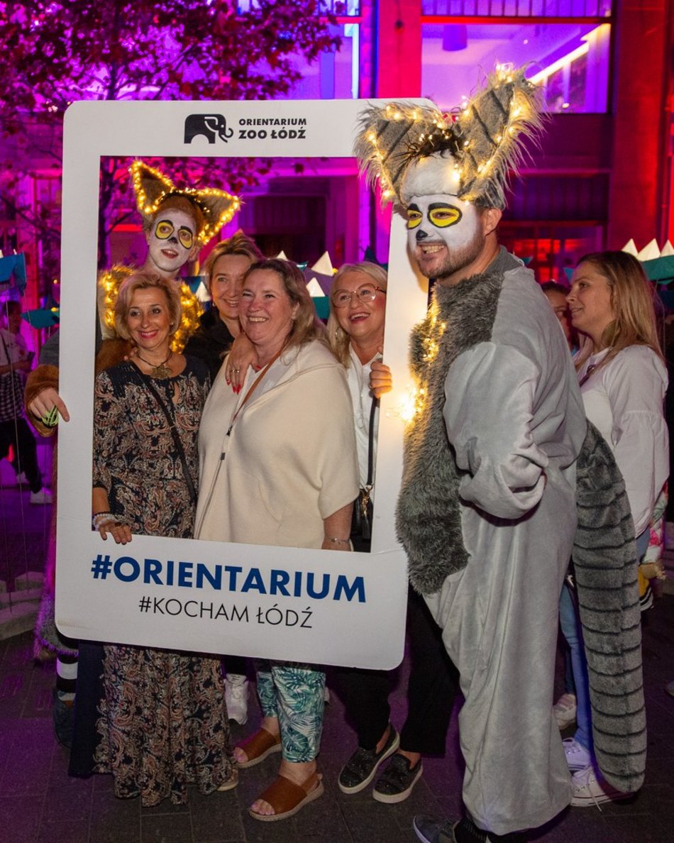 ludzie na festiwalu światła w Łodzi