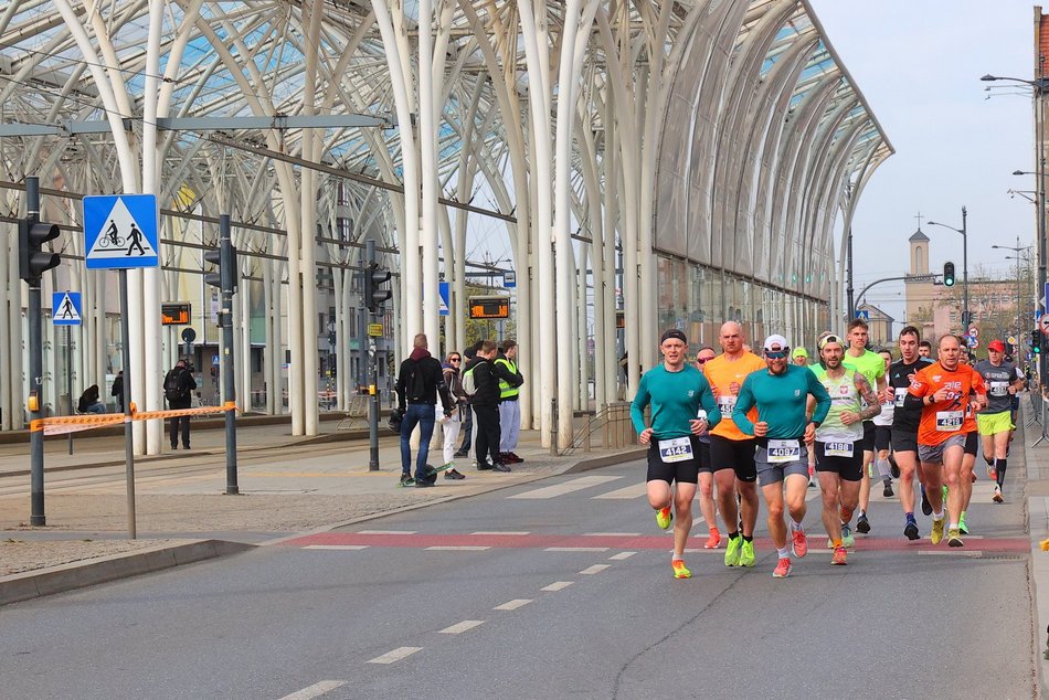 Łódź. DOZ Maraton Łódź 2026. Brałeś udział w biegu na 10 km? Znajdź się na zdjęciach!