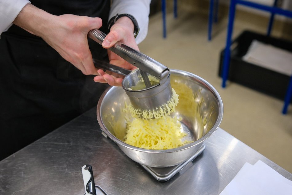 Łódź. Uczniowie Zespołu Szkoł Gastronomicznych w Łodzi
