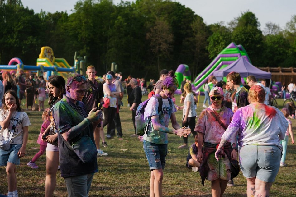 Łódź. Festiwal kolorów na Stawach Jana w Łodzi. Tłumy wzięły udział w bitwie na kolorowy proszek!