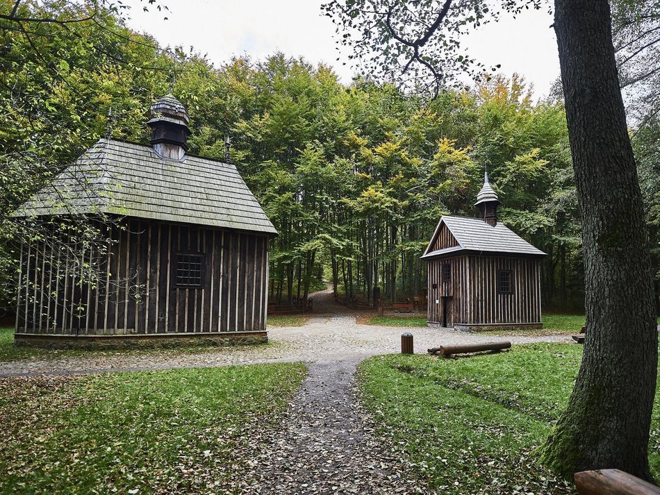 Łódź. Kapliczki w Lesie Łagiewnickim (ul. Wycieczkowa 77)