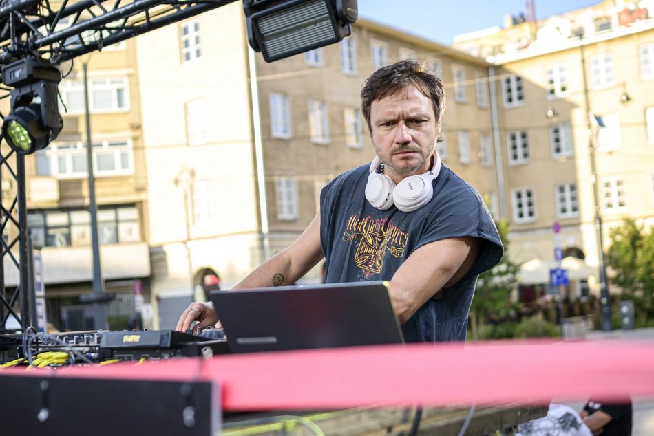 Łódź. Parada Wolności 2025 w Łodzi rozpoczęta. Wielkie tłumy już na samym początku imprezy!