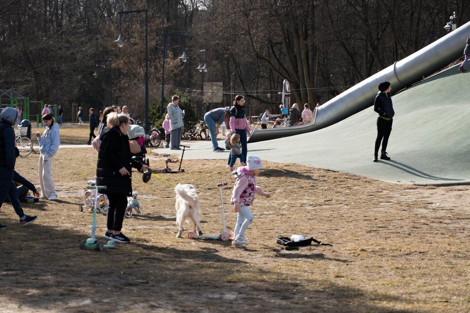 Łódź. Dobra pogoda w Łodzi sprzyja spacerowaniu! Tłumy w Parku na Zdrowiu w Łodzi