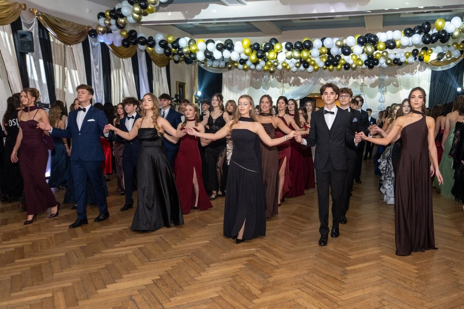 Łódź. Studniówka XXVI LO w Łodzi. Ależ oni zatańczyli... i jak pięknie wyglądali!