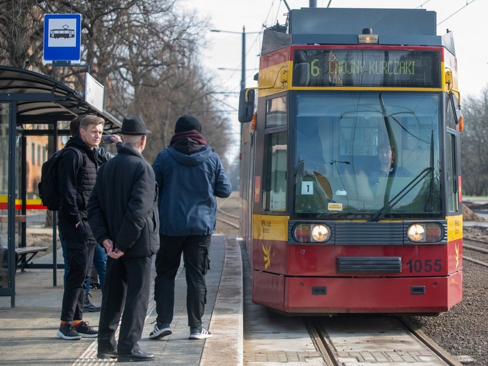 Łódź. Tramwaj linii 6 na przystanku