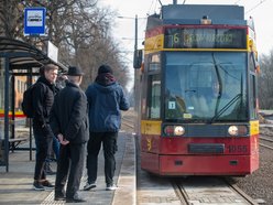 Łódź. Tramwaj linii 6 na przystanku
