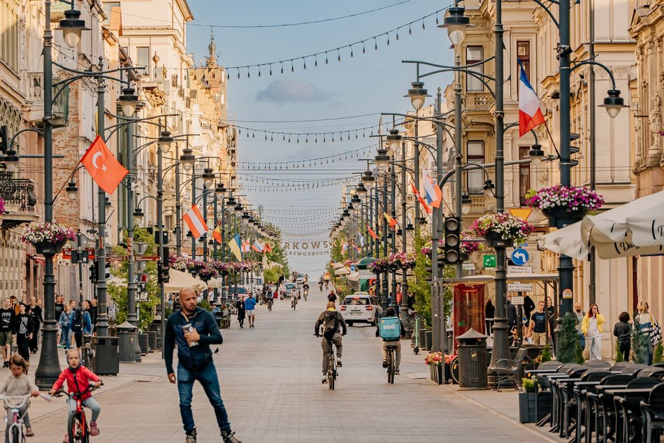 Flagi uczestników Euro 2024 na Piotrkowskiej