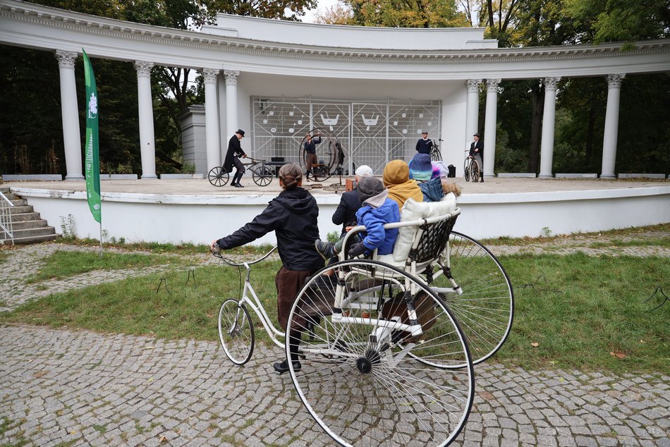Pokaz rowerowy w parku Julianowskim