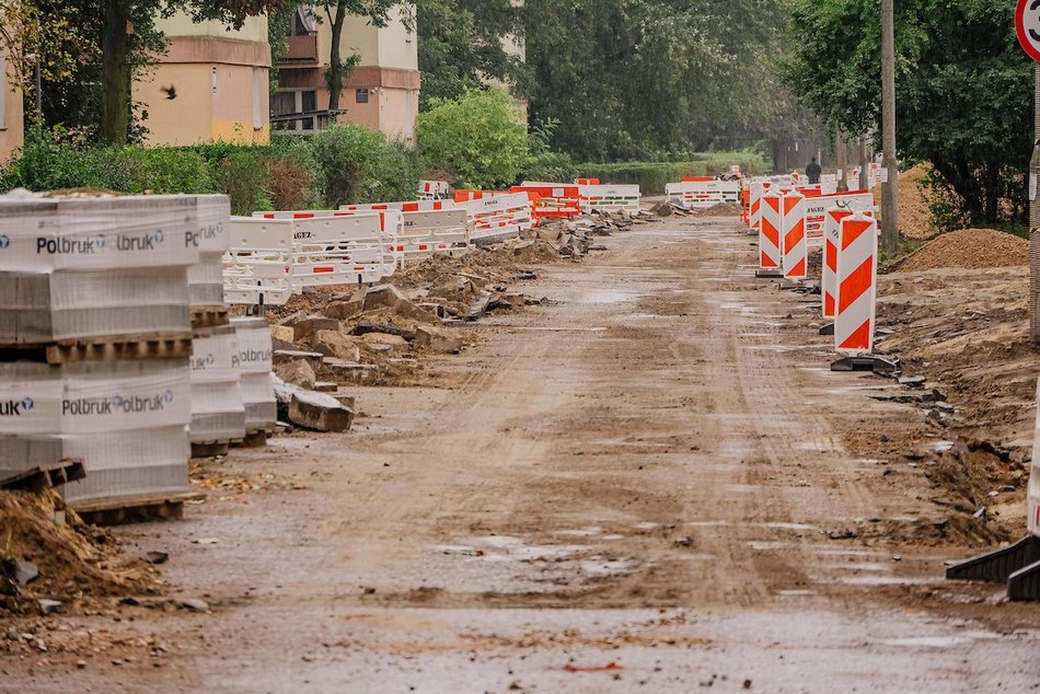 Łódź. Trwa budowa nowej nawierzchni na Gandhiego