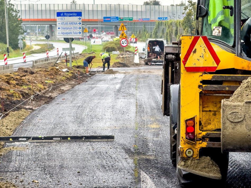 Łódź. Remont Rzgowskiej w Łodzi. Część jezdni do Trasy Górna już ułożona!