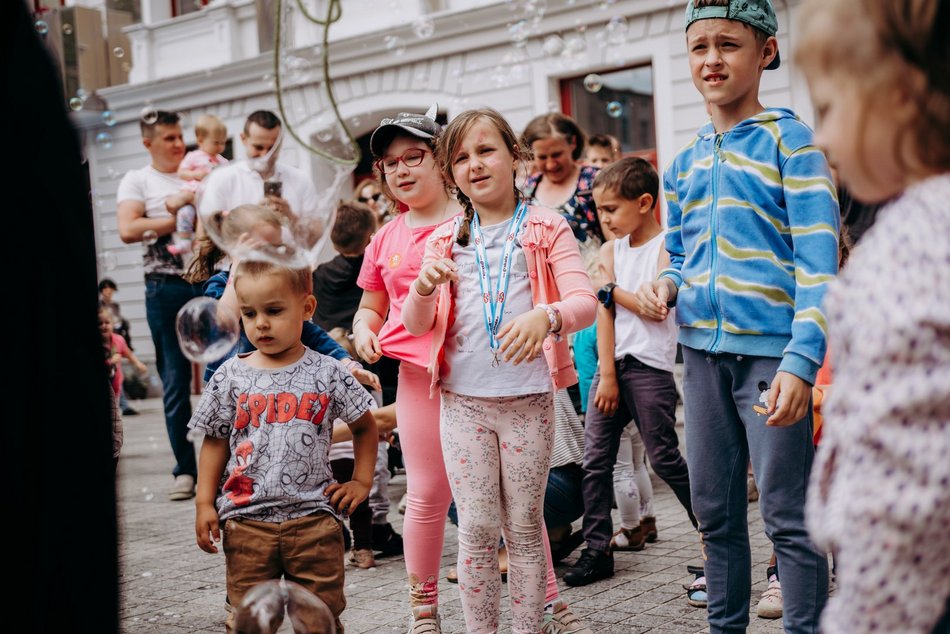 dzieci podczas zabawy