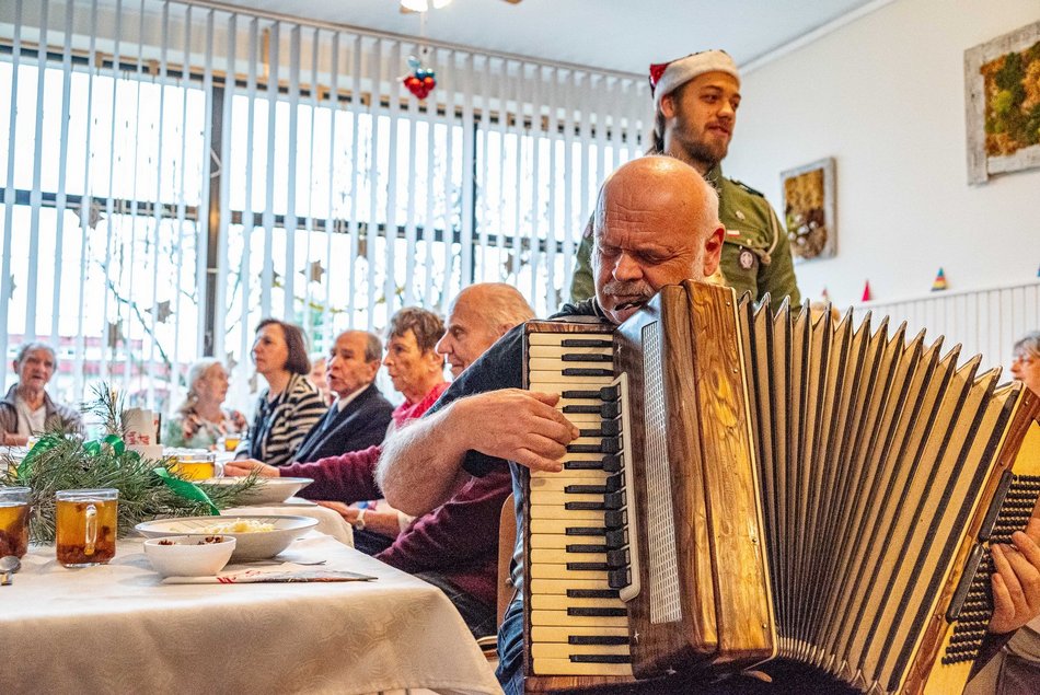 Seniorzy z Domów Dziennego Pobytu w Łodzi obdarowani przez harcerzy!