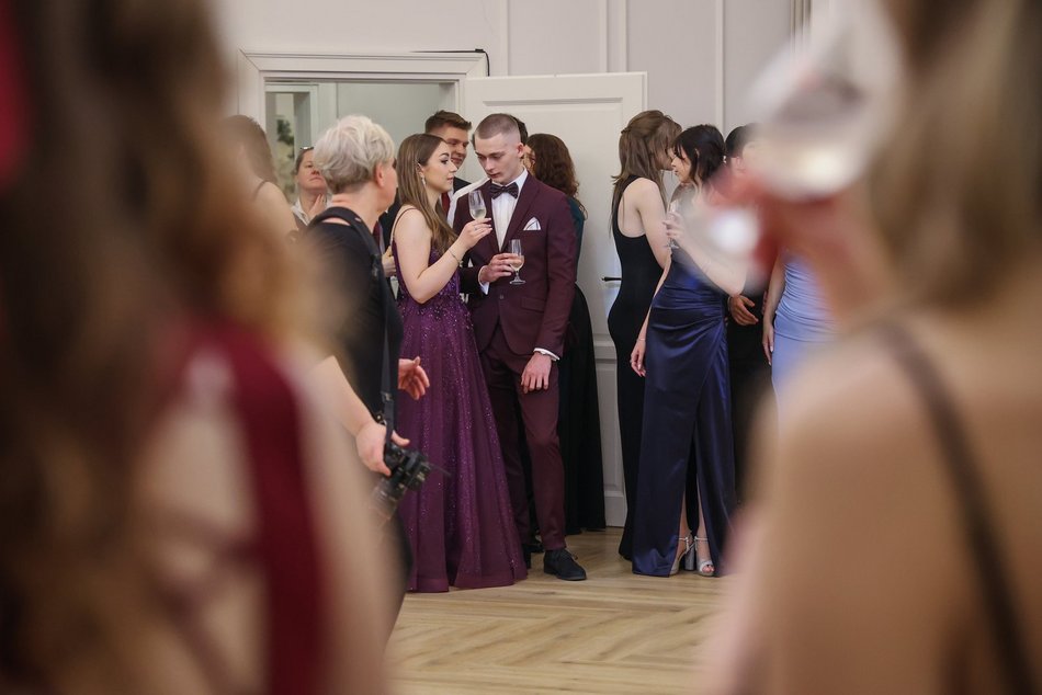 Łódź. Studniówka II LO w Łodzi. Wspaniali maturzyści świętowali w Pałacu Skotniki