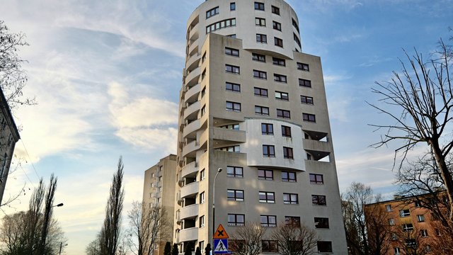 Jedyny taki apartamentowiec w Łodzi. Kiedyś synonim luksusu i... statusu [ZDJĘCIA]
